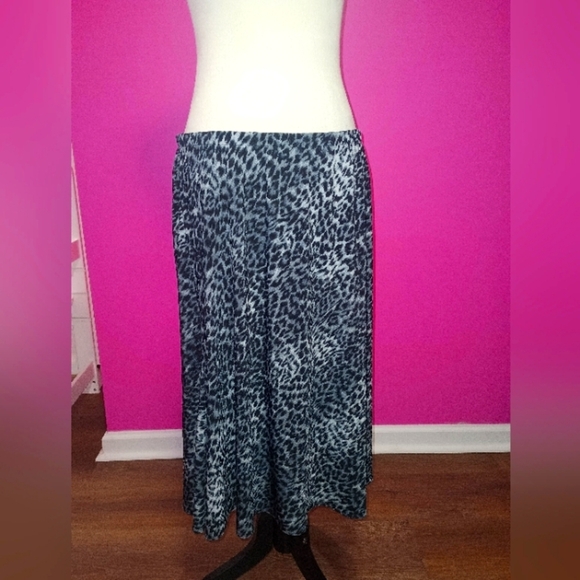 Chico's Ladies Gray Animal Print Stretch Midi Skirt (Chico's size 3) - Picture 2 of 5